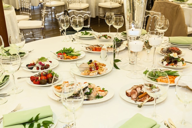 Table de fête joliment décorée, repas sur la table de fête