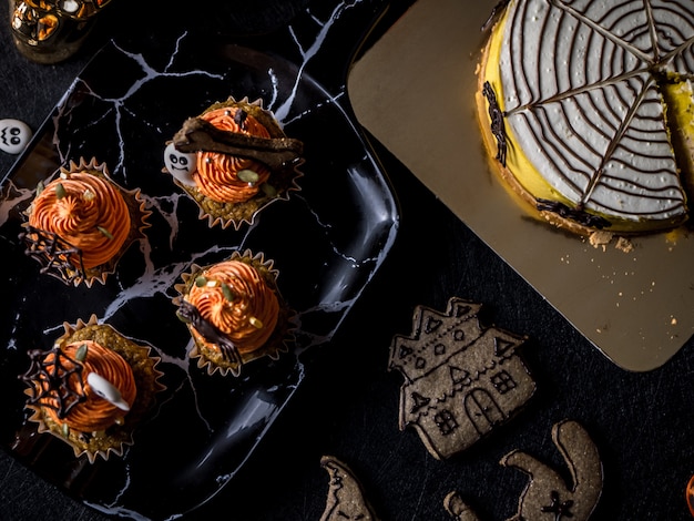 Table de fête avec des muffins à la citrouille et des biscuits.