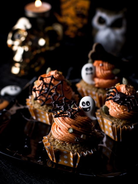 Photo table de fête avec des muffins à la citrouille et des biscuits.