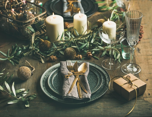 Table de fête de Noël ou du Nouvel An avec décoration