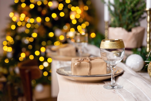 Table de fête de Noël ou du nouvel an verre de champagne sur table