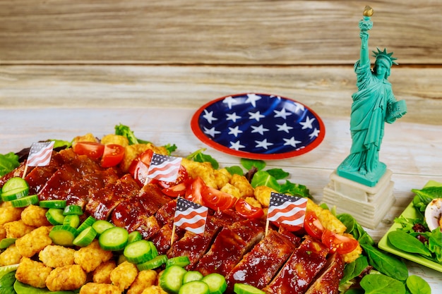 Table de fête avec nourriture et statue de la liberté. Concept de vacances américain.