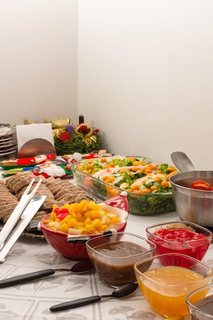 Une table de fête avec des plats froids et un dîner de noël fait maison coloré