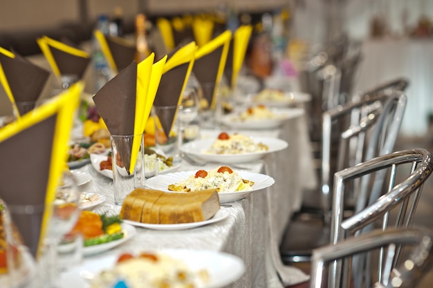 Table de fête avec plusieurs plats 1853