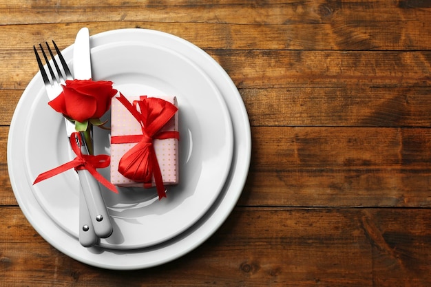 Table de fête pour la Saint Valentin sur fond de table en bois