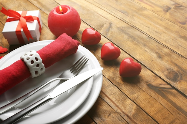 Table de fête pour la Saint Valentin sur fond de table en bois