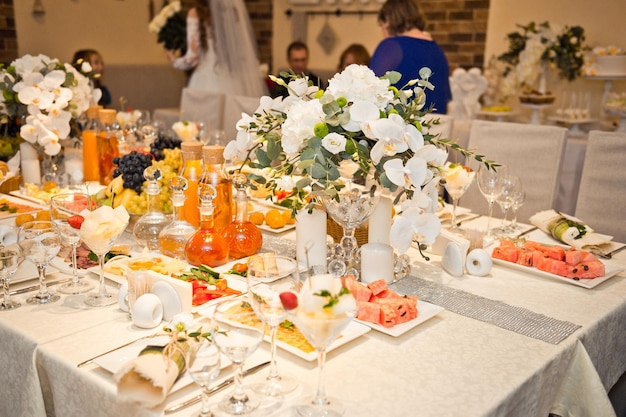 Table de fête avec une variété de plats 8036