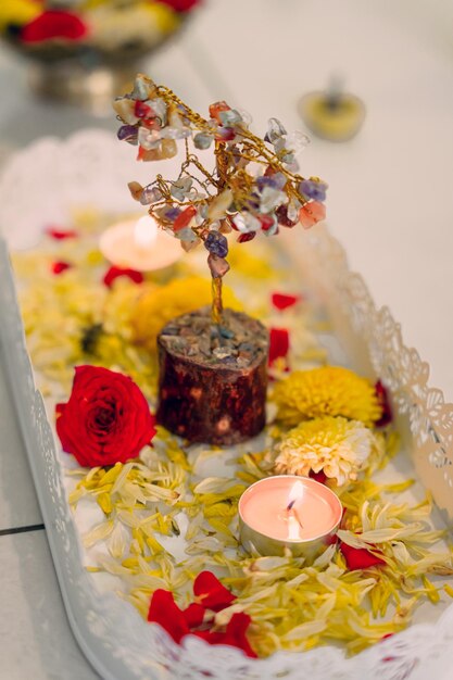 Une table avec des fleurs et des bougies