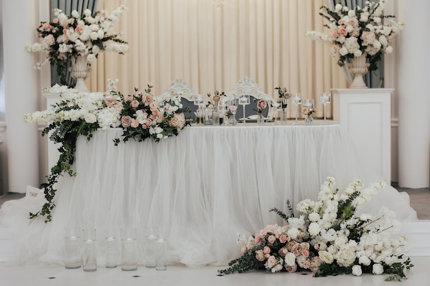 Photo une table avec des fleurs et une nappe blanche