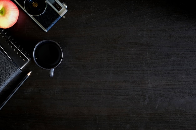 Table et fournitures en bois sombre.