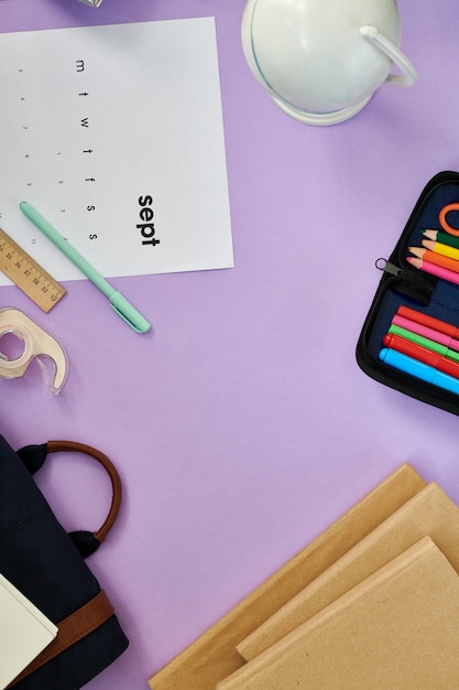 Table avec fournitures scolaires