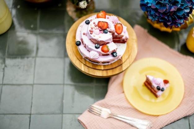 Table avec gâteau et fleur