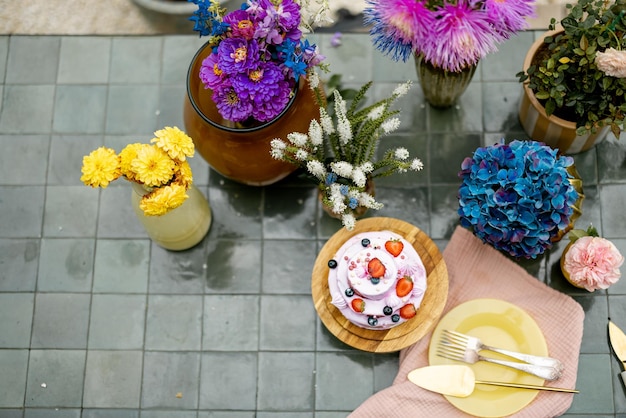 Table avec gâteau et fleur