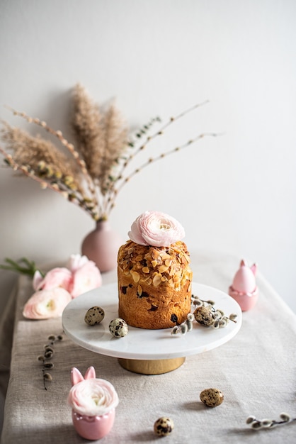 table avec gâteau et fleurs