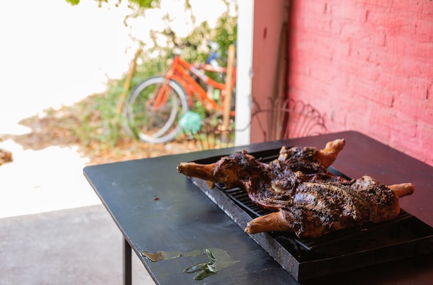 Photo une table avec un grill et un vélo en arrière-plan