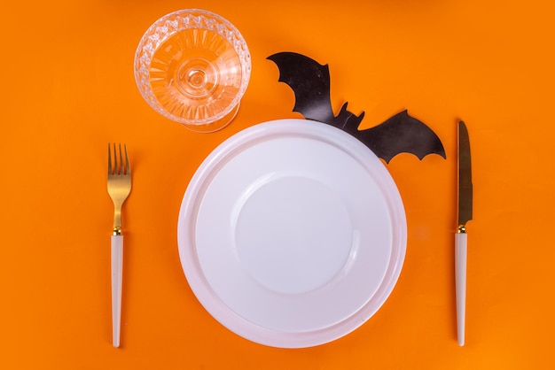 Table d'Halloween lumineuse avec assiette à couverts et décor d'Halloween Plat pour le menu d'invitation à la fête d'Halloween ou l'espace de copie de la vue de dessus de la carte de vœux