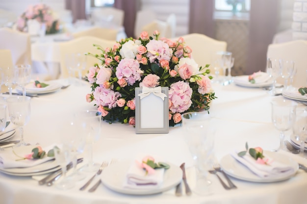 Table d'hôtes avec des fleurs