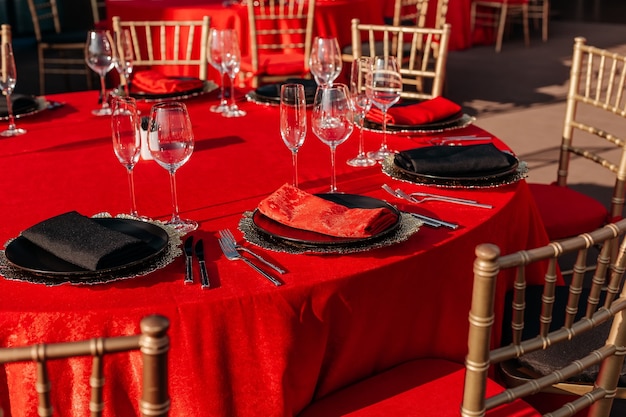 Table d'hôtes en noir style rouge et or Nappe assiettes verres serviettes couverts