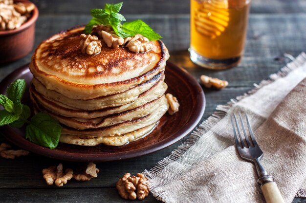 Sur la table il y a un plat avec des crêpes