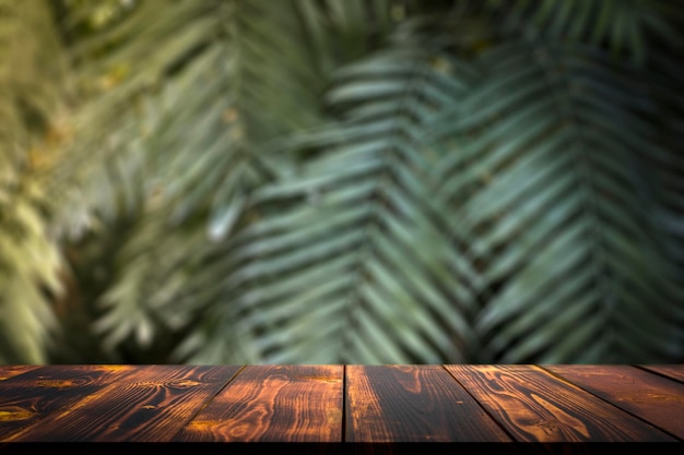 Table d'intérieur de fond de table de jungle pour un article cosmétique sur fond de plantes tropicales p...