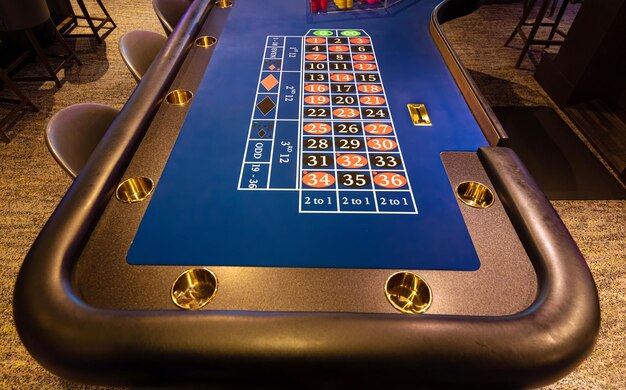 Table de jeu de casino attendant les touristes pour dépenser de l'argent et placer des paris