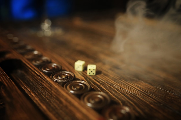 table de jeu sombre dés et backgammon faits à la main