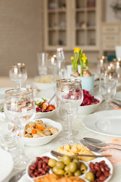 Table joliment décorée avec menu végétalien dessus