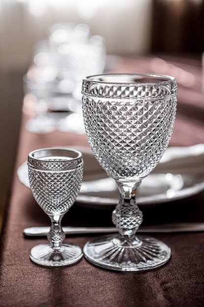 Table Joliment Servie Dans Le Restaurant. Service De Table Avec Verres, Verres à Vin, Couverts, Assiettes Et Serviettes.