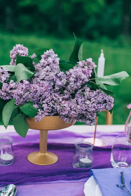 table joliment servie en plein air avec fleurs et décor