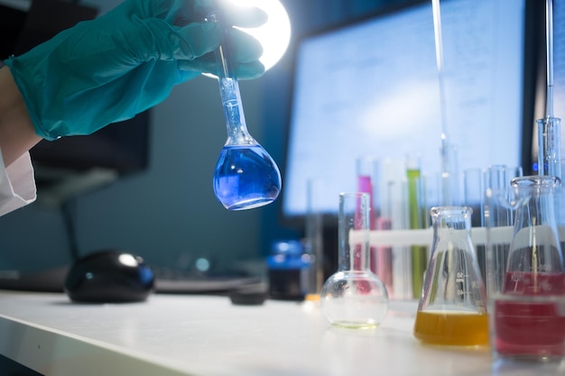 Table de laboratoire avec des substances chimiques