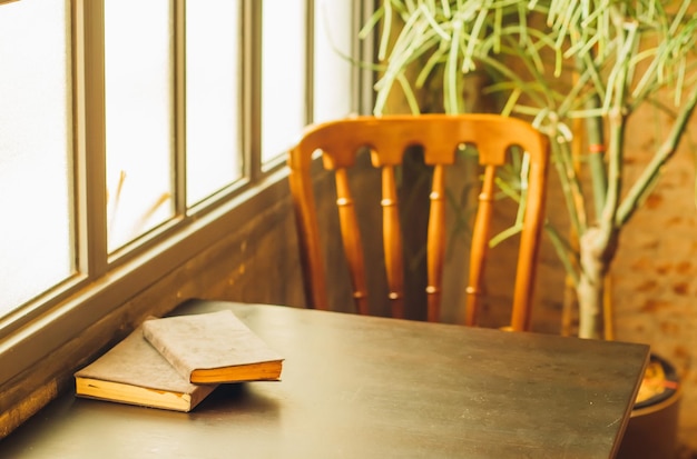 table et livre côté vitrail