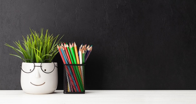 Table avec livres et plante avec verres