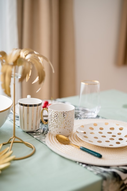 table de luxe dans un intérieur de salle à manger de style classique