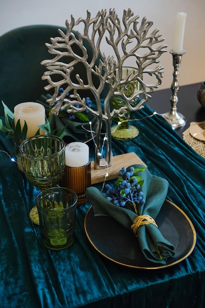 La table de luxe servie à l'intérieur dans des couleurs vertes