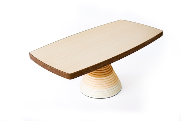 Table luxueuse sur fond blanc, vue latérale