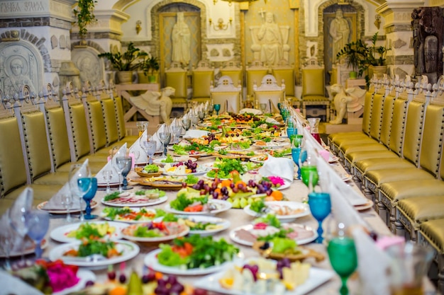 Table magnifiquement servie pour le banquet au restaurant Serviettes blanches et vin bleu et vert r Cristmas