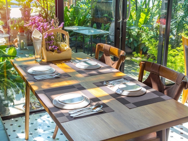 Table à manger au restaurant avec soleil romantique