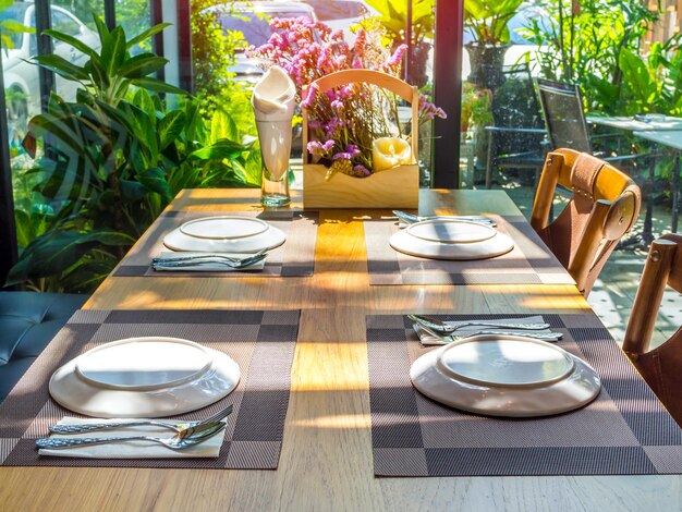 Table à manger au restaurant avec soleil romantique