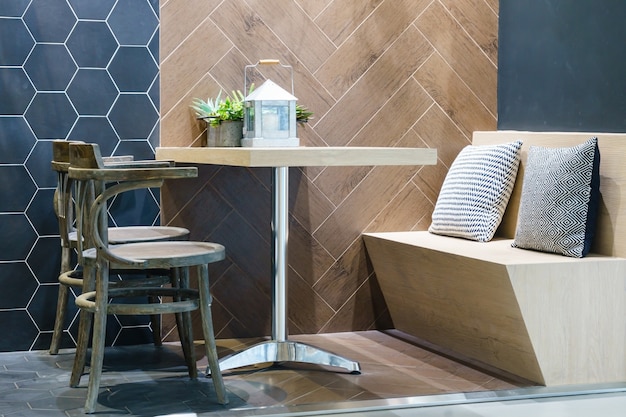 Table à manger en bois et chaises confortables dans le salon moderne