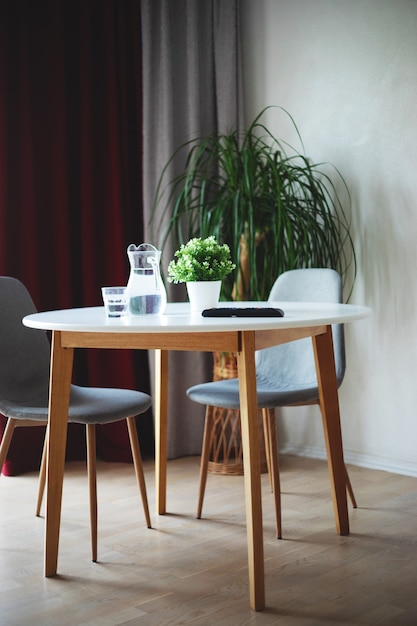 Table à manger et chaises modernes minimalistes sur l'appartement de design scandinave