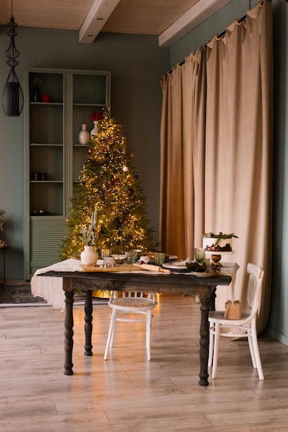 Table à manger confortable dans le salon avec un arbre de Noël