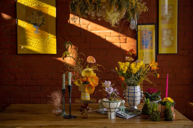 Table à manger décorée de fleurs