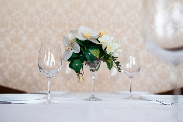 Table à manger décorée de fleurs.