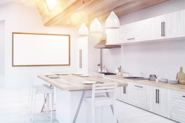 Table à manger ensoleillée dans la cuisine