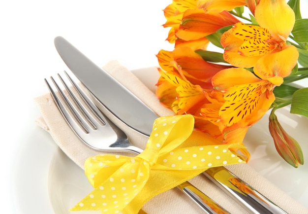 Photo table à manger festive avec des fleurs isolées sur blanc