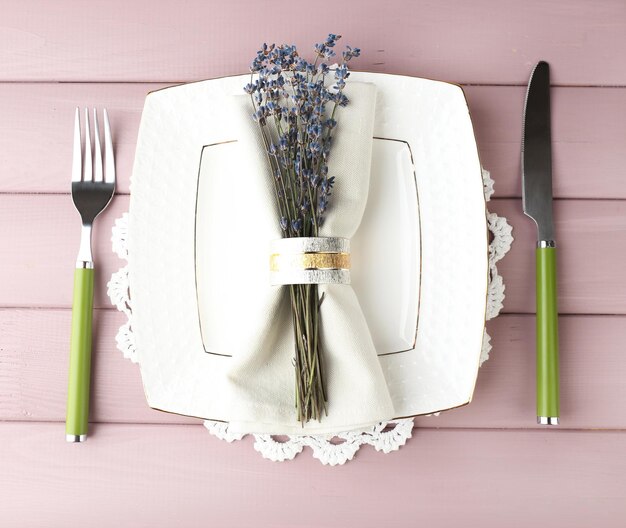 Photo table à manger avec des fleurs de lavande sur fond de table en bois