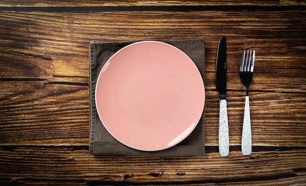 Table à manger installée sur la vue de dessus de fond en bois