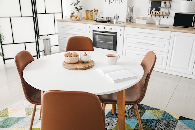 Table à manger à l'intérieur de la cuisine moderne