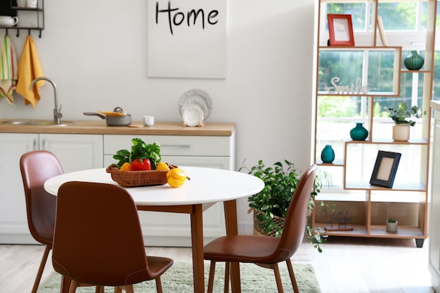 Table à manger à l'intérieur de la cuisine moderne