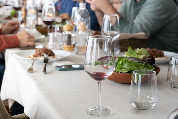 Table à manger à l'intérieur du restaurant les gens célèbrent